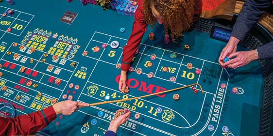 Casino Etiquette: Do’s and Don’ts When Visiting a Casino